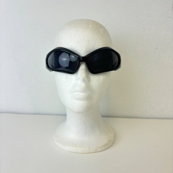 Y2K Black Wavy Sunglasses - Picture 2 of 3